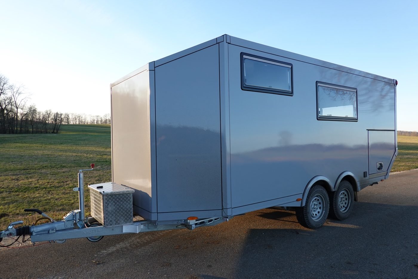 Freeride Adventure Basis-Anhänger, Aluminium-Aufbau mit zwei Fenstern