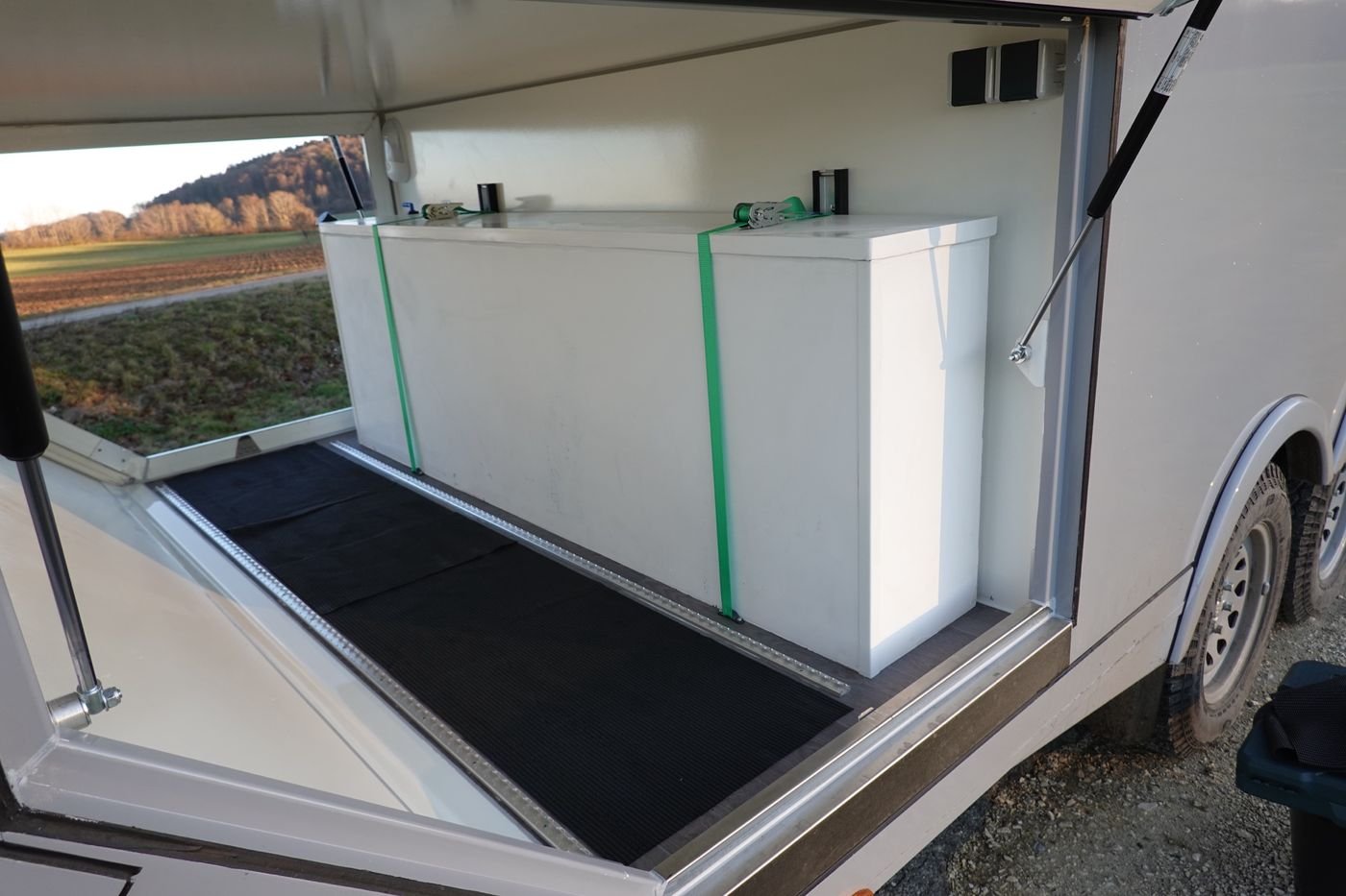 Staufach im Heck mit gesicherten Boxen