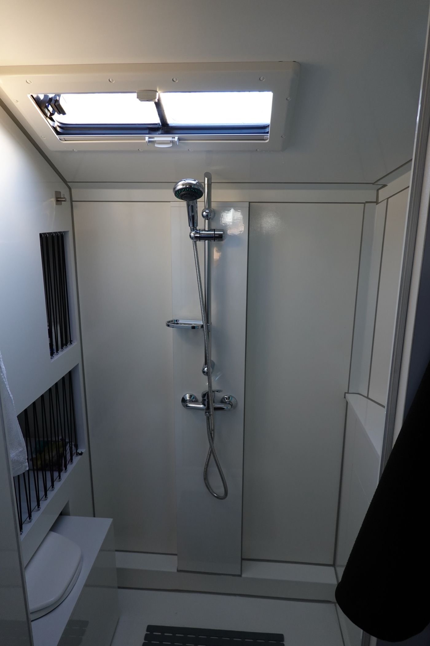 Nasszelle mit Dusche und Dachluke