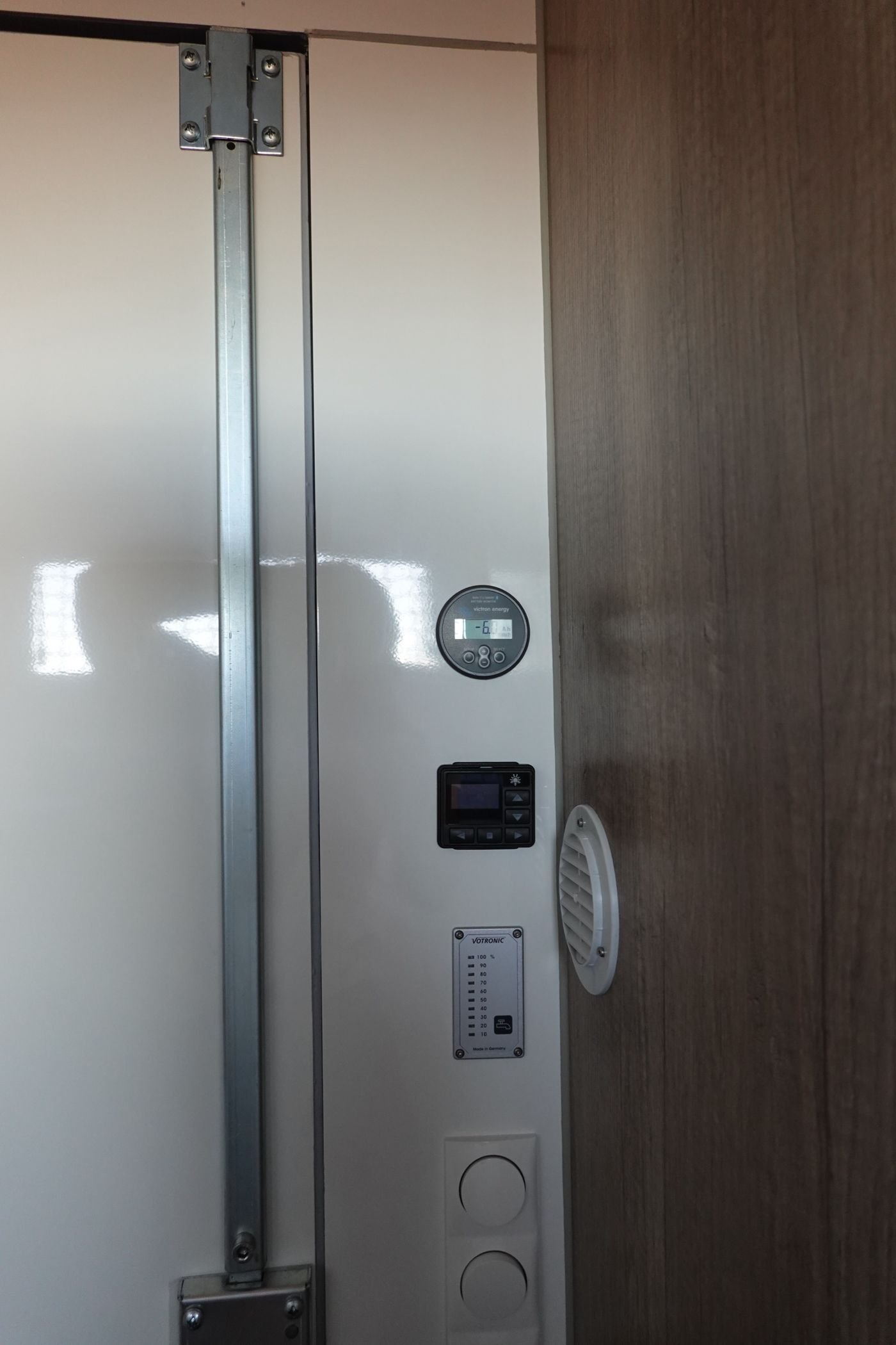 Technikpanel mit Batteriemonitor und Heizungssteuerung