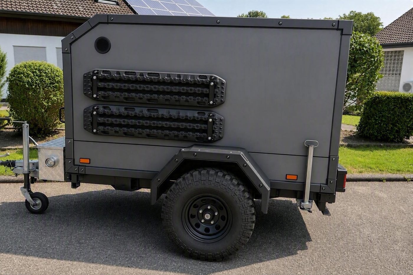 Expedition Freedom Anhänger in Anthrazit mit Solarpanel, MaxTrax-Sandblechen und Geländereifen